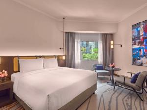 Pullman Singapore Orchard客房内的一张或多张床位