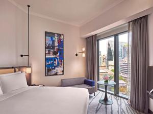 Pullman Singapore Orchard客房内的一张或多张床位
