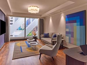 Pullman Singapore Orchard的电视和/或娱乐中心