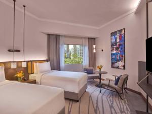Pullman Singapore Orchard客房内的一张或多张床位