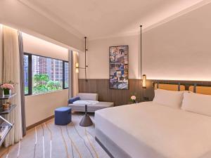 Pullman Singapore Orchard客房内的一张或多张床位