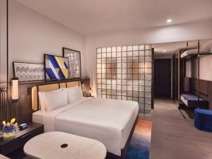 Pullman Singapore Orchard客房内的一张或多张床位
