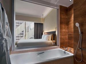 Pullman Singapore Orchard客房内的一张或多张床位