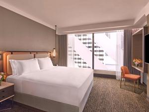 Pullman Singapore Orchard客房内的一张或多张床位