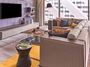 Pullman Singapore Orchard的电视和/或娱乐中心