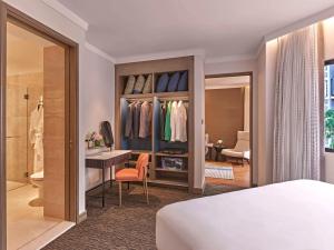 Pullman Singapore Orchard客房内的一张或多张床位