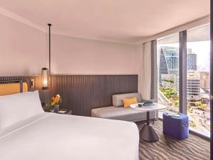 Pullman Singapore Orchard客房内的一张或多张床位