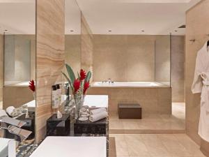 Pullman Singapore Orchard客房内的一张或多张床位
