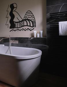łazienka z białą toaletą i umywalką w obiekcie Chalet Molitor, avec services, Collection Chalets des Fermes w mieście Megève