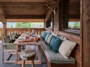 jadalnia z dużym stołem i kanapą w obiekcie Chalet Molitor, avec services, Collection Chalets des Fermes w mieście Megève