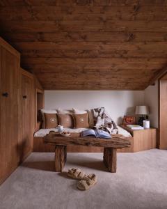 salon z kanapą i drewnianym sufitem w obiekcie Chalet Molitor, avec services, Collection Chalets des Fermes w mieście Megève +16 zdjęć