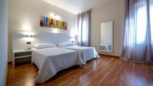 Postel nebo postele na pokoji v ubytování Albergo Ligabue + 37 fotografií
