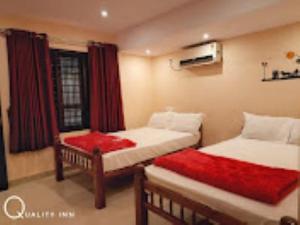 Postel nebo postele na pokoji v ubytování Quality Inn Varkala