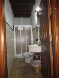 A bathroom at El Rincon Del Villar