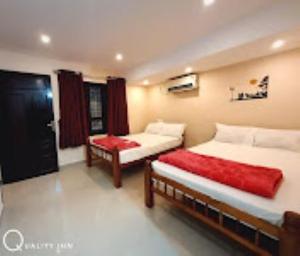 Postel nebo postele na pokoji v ubytování Quality Inn Varkala