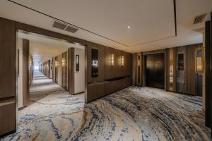 Katil atau katil-katil dalam bilik di HARRIS Hotel & Conventions Gubeng