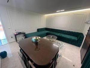 Ruang duduk di New 2BR Apt with Garden for Rent in Prime Location in Rehab City شقة بحديقة للايجار بالرحاب مجموعة 77