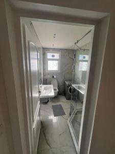 Bilik mandi di New 2BR Apt with Garden for Rent in Prime Location in Rehab City شقة بحديقة للايجار بالرحاب مجموعة 77