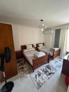 Katil atau katil-katil dalam bilik di New 2BR Apt with Garden for Rent in Prime Location in Rehab City شقة بحديقة للايجار بالرحاب مجموعة 77 +6 gambar