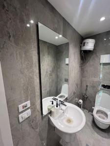 Bilik mandi di New 2BR Apt with Garden for Rent in Prime Location in Rehab City شقة بحديقة للايجار بالرحاب مجموعة 77