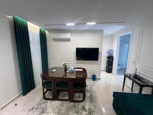 Televisyen dan/atau pusat hiburan di New 2BR Apt with Garden for Rent in Prime Location in Rehab City شقة بحديقة للايجار بالرحاب مجموعة 77