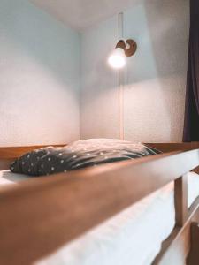 ein Schlafzimmer mit einem Bett mit einer Lampe in der Unterkunft Appt T2 4 couchages climatisation piscine in Saint-Joseph