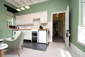 Kuchyň nebo kuchyňský kout v ubytování The Cornish Peak Beautiful Apartment In Grade 2 Listed Building In Cornwall By StayStaycations