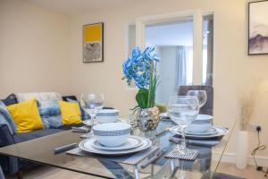 Posezení v ubytování Modern London 1 bed apartment, Own Garden!