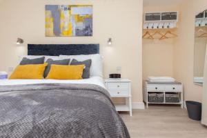Postel nebo postele na pokoji v ubytování Modern London 1 bed apartment, Own Garden!