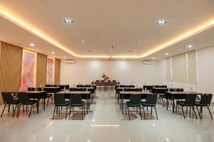 a large banquet hall with tables and chairs at True Blue Hotel Menteng in Jakarta