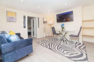 Posezení v ubytování Modern London 1 bed apartment, Own Garden!
