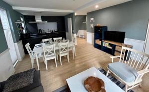 a living room with a table and chairs and a kitchen at Smilla in Bad Segeberg