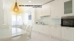 Kuchyňa alebo kuchynka v ubytovaní Petrovdom Apartments 10-353 in RC Central Park, 7 John McCain Street