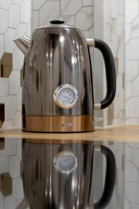 a tea kettle sitting on top of a counter at Modern Apartment With Private Garden Międzywodzie by Renters Prestige in Międzywodzie