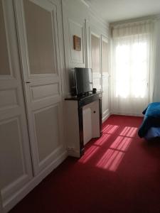 a room with a bed and a television on a table at Appartement au cœur du patrimoine sézannais in Sézanne