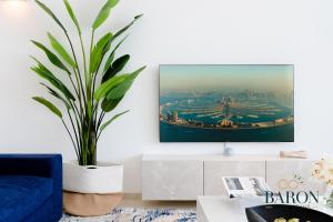 TV a/nebo společenská místnost v ubytování Large waterfront property 105