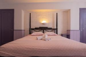a bedroom with a bed with two towels on it at Les ressources d'Epione in Lamastre