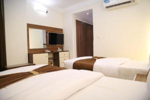 Postel nebo postele na pokoji v ubytování Alhayat Karbala Hotel