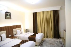 Postel nebo postele na pokoji v ubytování Alhayat Karbala Hotel