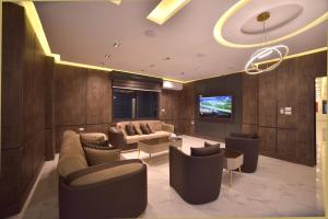 TV a/nebo společenská místnost v ubytování رمّ للأجنحة Rum Royal Suites