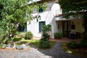 a garden in front of a white house at Al Vecchio Camino in Rotonda