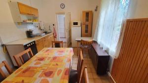 Kuchyňa alebo kuchynka v ubytovaní Apartment Balatonföldvar - Balaton 18521