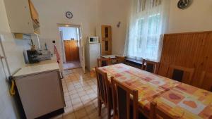 Kuchyňa alebo kuchynka v ubytovaní Apartment Balatonföldvar - Balaton 18521