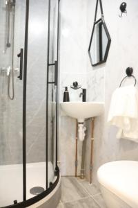 a bathroom with a shower and a sink at Smashing Studio in London +12 photos