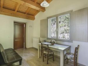 a dining room with a table and chairs and a window at Capanna - Agriturismo La Pazienza in Magnano