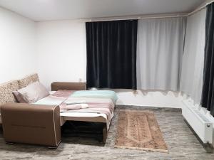 Postel nebo postele na pokoji v ubytování Домик у реки Куры