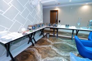 Posezení v ubytování Hotel Nirvana Inn and Banquet-Near Expo Mart Greater Noida