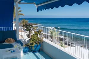 a balcony with a view of the ocean at Sea Front Caletón Suite in Los Pocillos