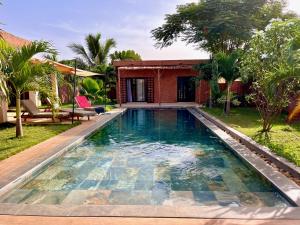 Bazén v ubytování La Villa Awalie, maison de charme avec piscine nebo v jeho okolí