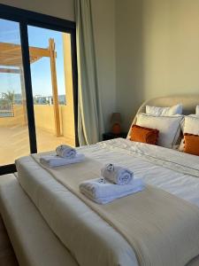 Katil atau katil-katil dalam bilik di Shedwan 3 bed and nanny room townhouse